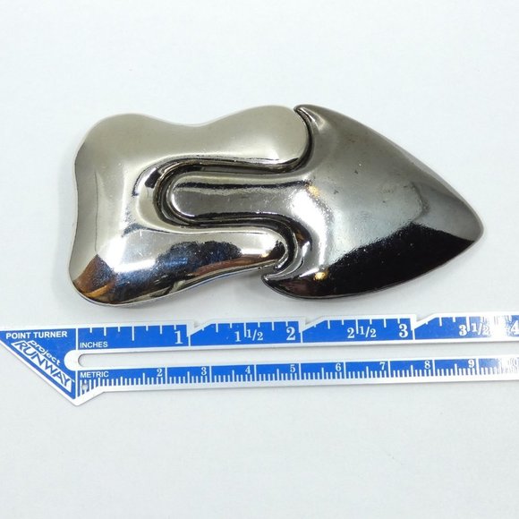 Vintage NOS Silver & Gunmetal Abstract Arrow Shape Interlocking Metal Bu… - Picture 5 of 6